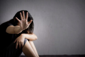 A Polícia Militar (PM) prendeu um jovem suspeito de agredir a companheira e ainda ameaçar de morte o neto dela, que tem apenas 3 anos. O crime aconteceu no último domingo (3), na cidade de Jaraguá, Centro de Goiás.