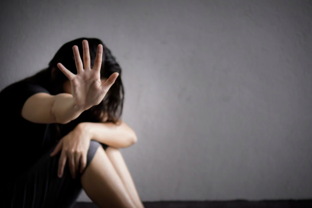 A Polícia Militar (PM) prendeu um jovem suspeito de agredir a companheira e ainda ameaçar de morte o neto dela, que tem apenas 3 anos. O crime aconteceu no último domingo (3), na cidade de Jaraguá, Centro de Goiás.