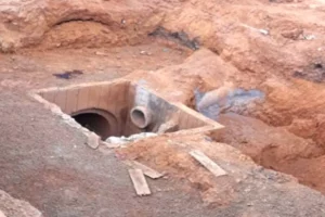 Adolescente morre após cair com bicicleta em buraco de obra inacabada em Cabeceiras (GO)