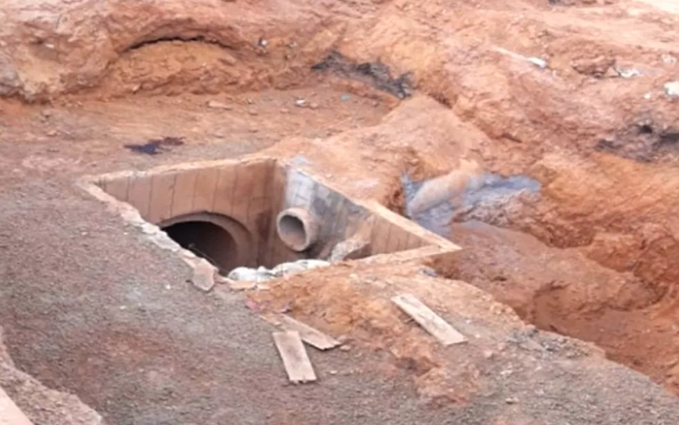 Adolescente morre após cair com bicicleta em buraco de obra inacabada em Cabeceiras (GO)