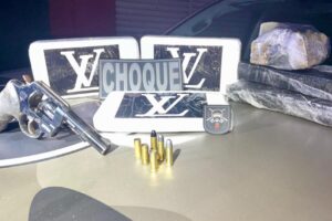 Revólver e entorpecentes foram apreendidos na residência que o suspeito estava escondido (Foto: Divulgação/BPM Choque)