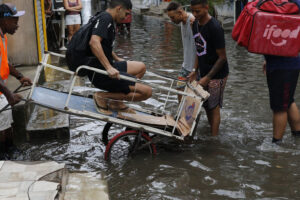 Chuvas no Rio matam 15 pessoas e bombeiros buscam desaparecidos