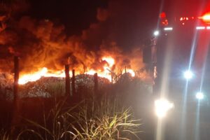 Jatos de água foram utilizados no combate às chamas (Foto: Divulgação/3º BBM)