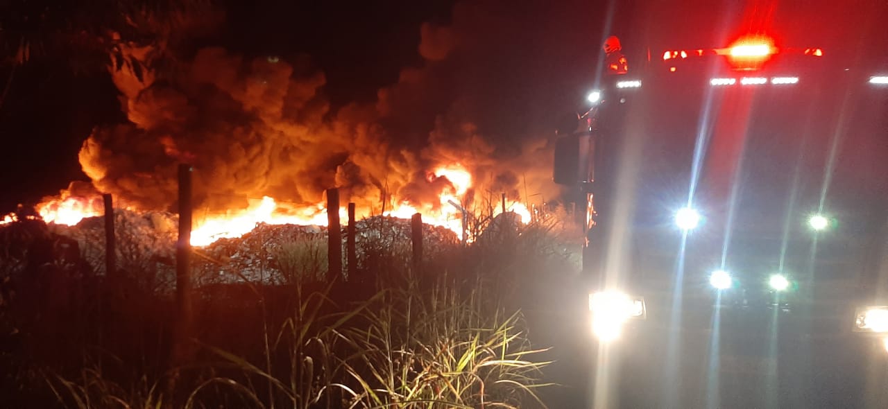 Jatos de água foram utilizados no combate às chamas (Foto: Divulgação/3º BBM)