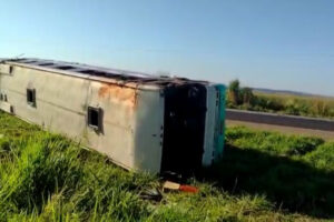 Um ônibus que transportava 22 pessoas tombou na BR-060, em Indiara, na manhã desta quarta-feira (20). De acordo com a Polícia Rodoviária Federal (PRF), cerca de 16 pessoas ficaram feridas e receberam atendimento médico do Serviço de Atendimento Médico de Urgência (Samu). O acidente ocorreu na saída do município para Rio Verde.