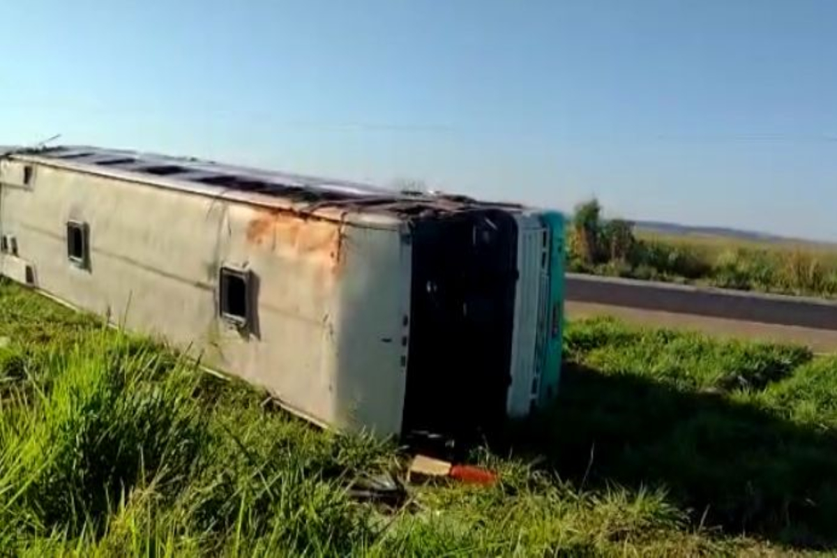 Um ônibus que transportava 22 pessoas tombou na BR-060, em Indiara, na manhã desta quarta-feira (20). De acordo com a Polícia Rodoviária Federal (PRF), cerca de 16 pessoas ficaram feridas e receberam atendimento médico do Serviço de Atendimento Médico de Urgência (Samu). O acidente ocorreu na saída do município para Rio Verde.