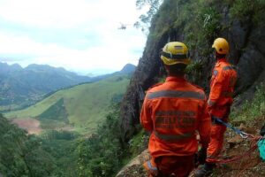 Bombeiros resgatam homem que caiu de penhasco e sobreviveu Foto: Divulgação