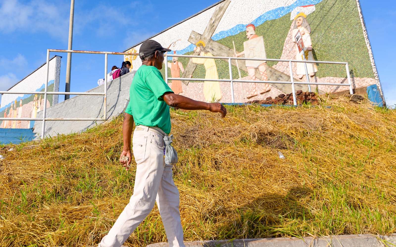 Na GO-060, fiel agradece "voto de confiança" a Deus após três anos desempregado (Foto: Jucimar de Sousa - Mais Goiás)