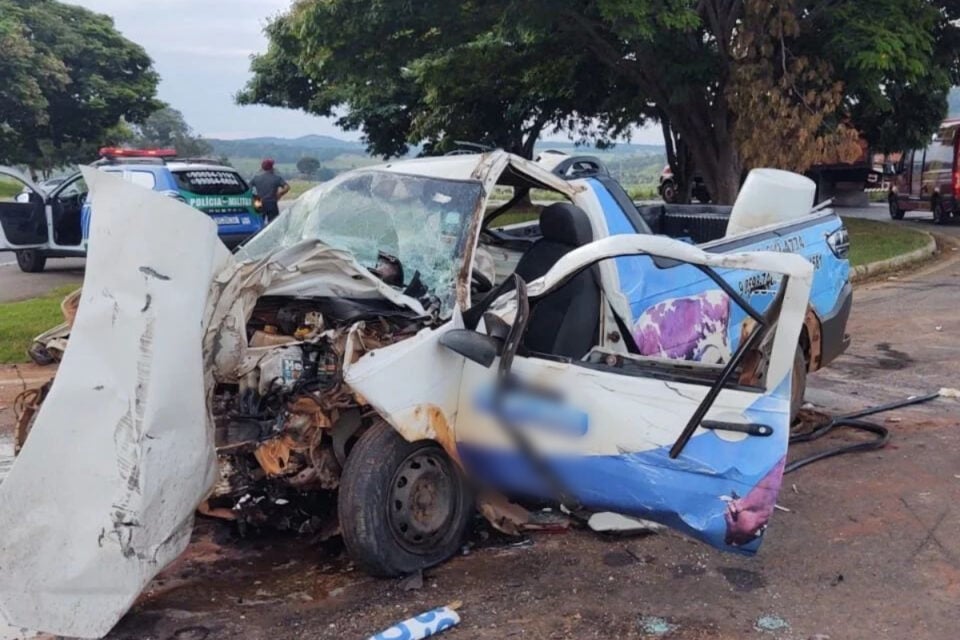 Motorista de carro fica ferido após caminhão invadir cruzamento na GO-462