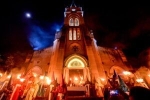 A Procissão do Fogaréu reuniu, no final da noite de quarta (12) e madrugada de quinta (14), milhares de pessoas na cidade de Goiás. (Foto: Jucimar de Sousa/Mais Goiás)