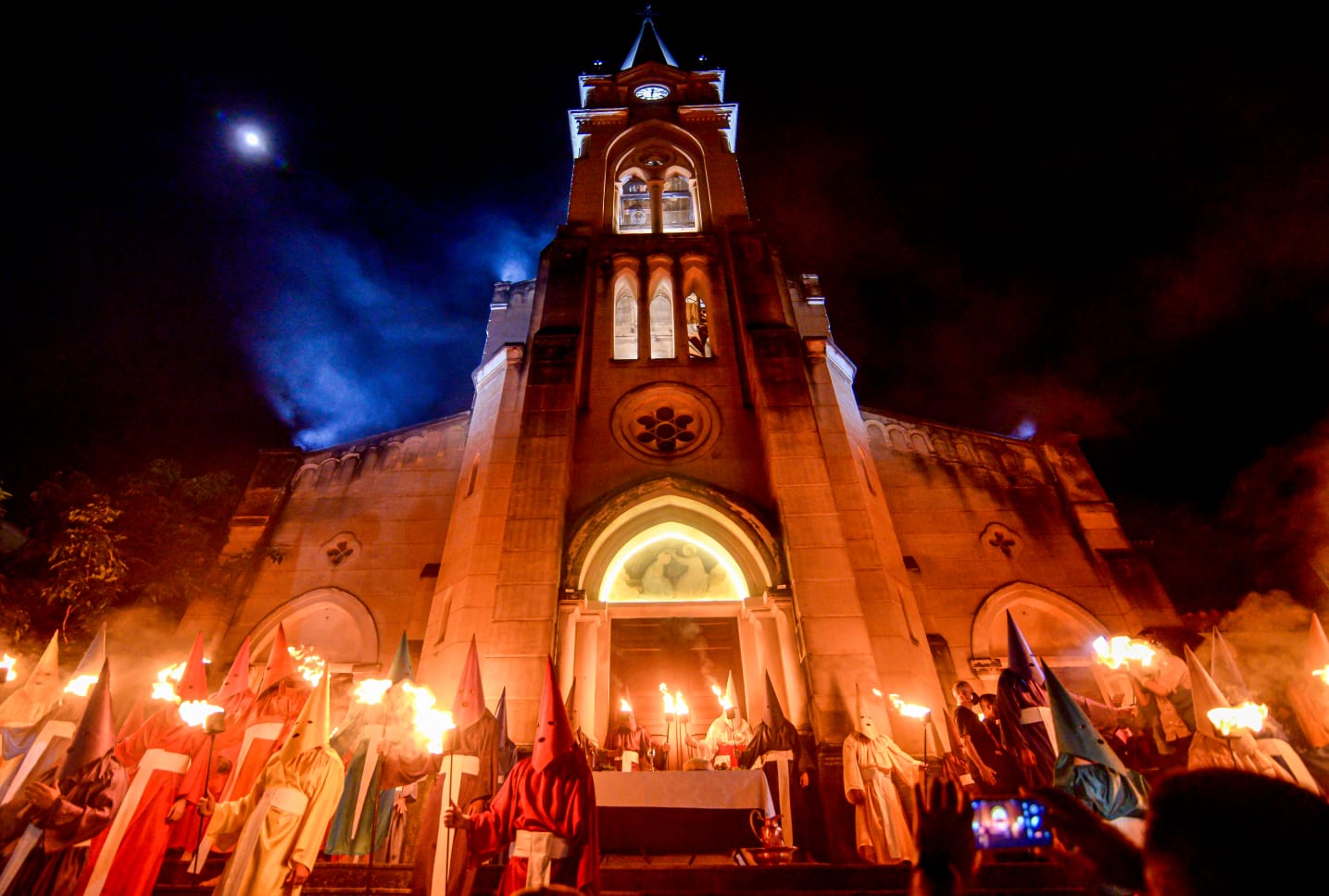 A Procissão do Fogaréu reuniu, no final da noite de quarta (12) e madrugada de quinta (14), milhares de pessoas na cidade de Goiás. (Foto: Jucimar de Sousa/Mais Goiás)