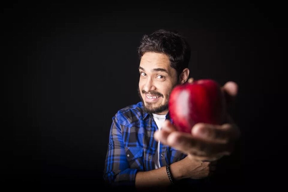 Diogo Almeida em Goiânia: humorista se apresenta nesta sexta-feira