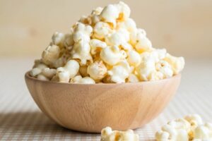 Composto da pipoca de micro-ondas pode causar Alzheimer, revela estudo