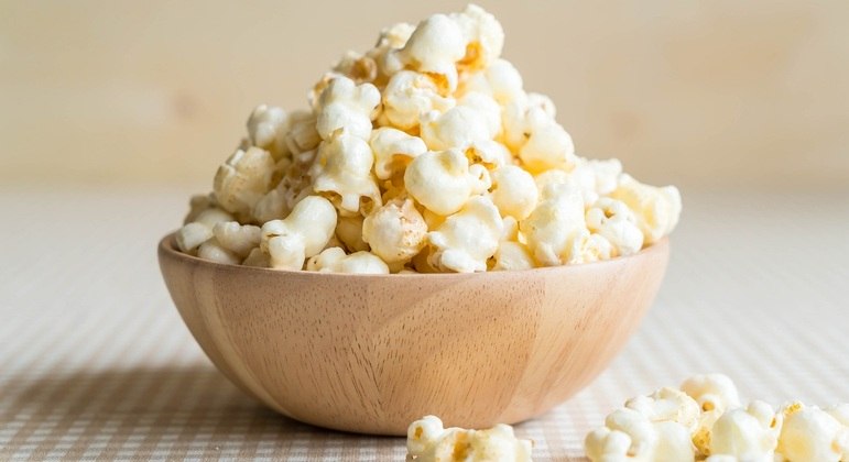 Composto da pipoca de micro-ondas pode causar Alzheimer, revela estudo