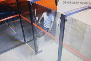 Um advogado está sendo investigado pela Polícia Civil por suspeita de agredir a ex-namorada médica e um amigo dela, em Goiânia. O caso aconteceu no apartamento da vítima, na última sexta-feira (8). De acordo com a mulher, o ex-companheiro arrombou a porta de entrada e do banheiro do apartamento dela, agrediu a ela e um amigo, depois foi embora. Em nota, o advogado lamentou o ocorrido e disse que quer se retratar com as vítimas.