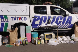 A Polícia Militar (PM) apreendeu cerca de 60 quilos de cocaína e insumos, em uma casa usada para o refinamento de drogas. A residência fica situada no setor Nipo Brasileiro, na cidade de Inhumas, na Região Metropolitana de Goiânia. A ação policial ocorreu por volta de 23h30 deste sábado (23). Três homens suspeitos conseguiram fugir.