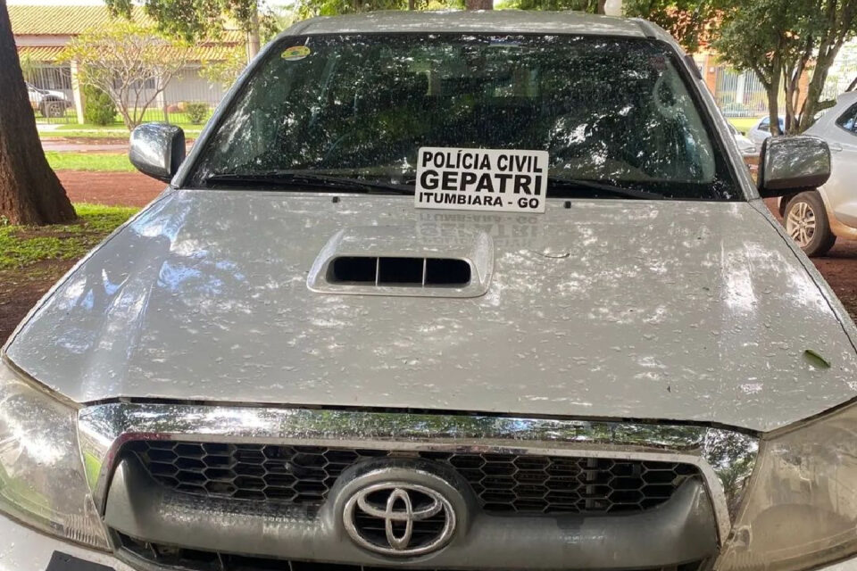 A Polícia Civil prendeu um homem de 47 anos suspeito de receptar uma caminhonete que havia sido roubada e clonada. O caso aconteceu na última terça-feira (12), na cidade de Itumbiara, no Sul de Goiás. Como o veículo foi clonado, o suspeito portava também documentos falsos.