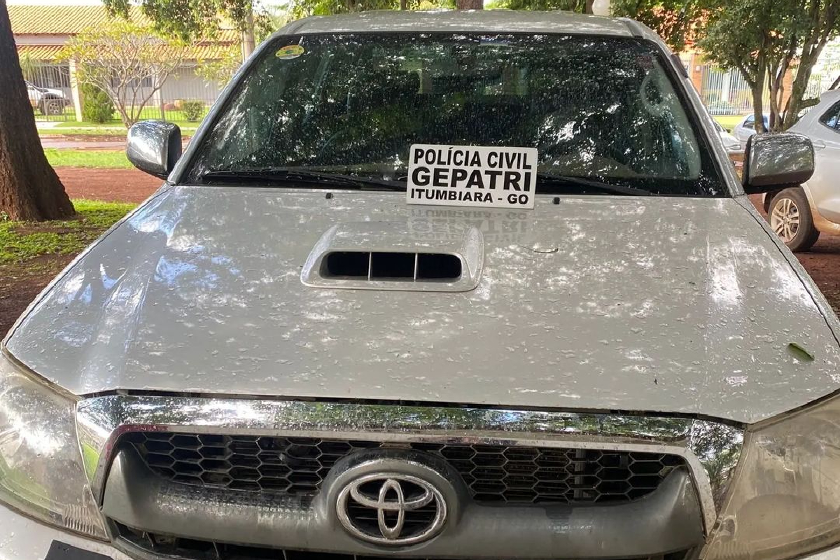 A Polícia Civil prendeu um homem de 47 anos suspeito de receptar uma caminhonete que havia sido roubada e clonada. O caso aconteceu na última terça-feira (12), na cidade de Itumbiara, no Sul de Goiás. Como o veículo foi clonado, o suspeito portava também documentos falsos.