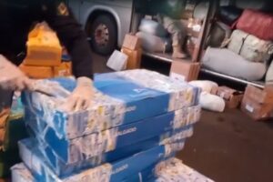 Veículo saiu de São Paulo e seguia para Goiânia. Fiscalização apreende R$ 1 milhão em eletrônicos dentro de ônibus de turismo em Itumbiara