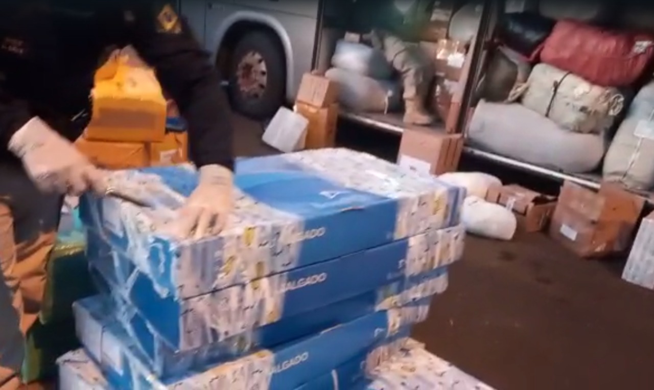 Veículo saiu de São Paulo e seguia para Goiânia. Fiscalização apreende R$ 1 milhão em eletrônicos dentro de ônibus de turismo em Itumbiara