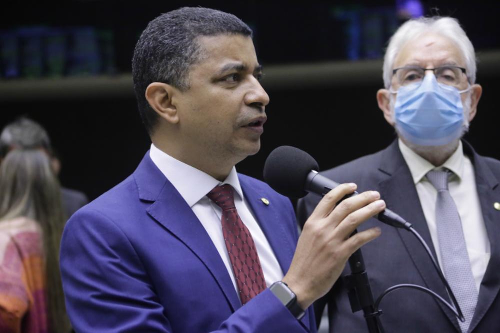 Deputado Bira do Pindaré colhe assinaturas para instalar "CPI do Viagra" na Câmara (Foto: Câmara dos Deputados)