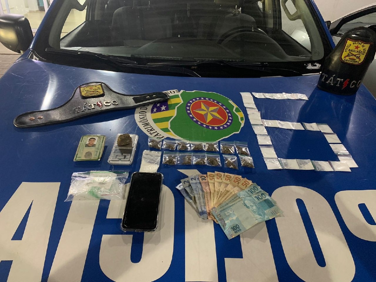 Homem que transitava em motocicleta roubada é preso com documento falso e drogas em Goiânia