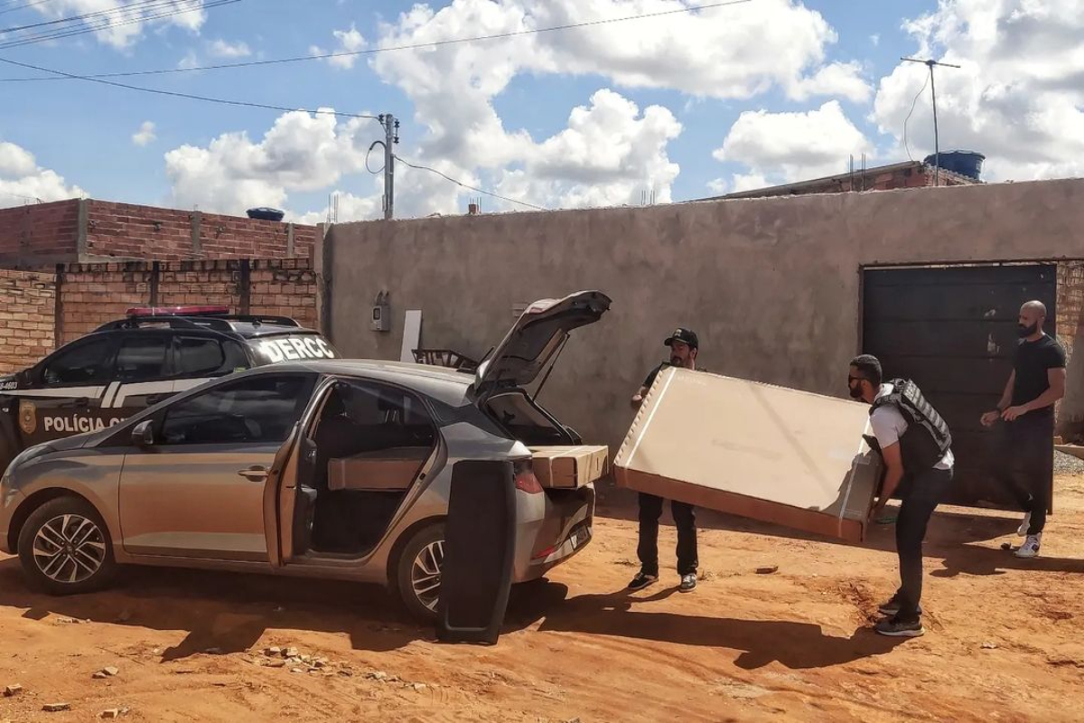 Grupo criminoso furtou cartão de idoso e ainda comprou R$ 9.429,52 em televisores (Foto: Divulgação – PC)