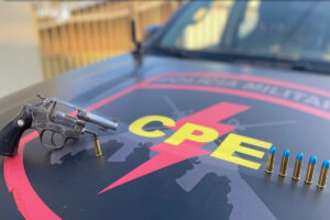 A Polícia Militar (PM) deteve um adolescente de 17 anos suspeito de matar um homem, de 48, na cidade de Indiara, no Sul de Goiás. O crime aconteceu no último domingo (3), em uma propriedade rural. Já a captura do garoto ocorreu no mesmo dia, algumas horas depois, próximo ao distrito de Carlândia.