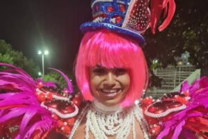 "Vou desfilar do jeito que eu gosto, livre", disse Kelly Werneck. Musa trans da Grande Rio explica topless em desfile: "Foram caros"; fotos