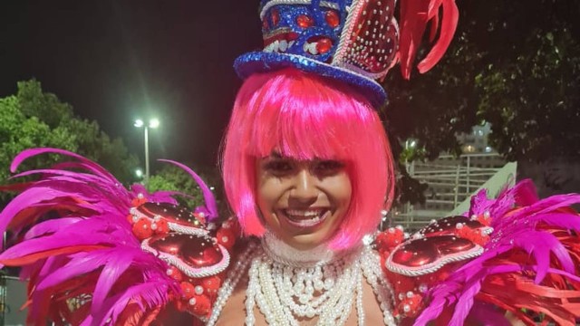 "Vou desfilar do jeito que eu gosto, livre", disse Kelly Werneck. Musa trans da Grande Rio explica topless em desfile: "Foram caros"; fotos