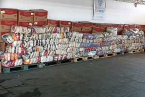 Fardos de alimentos não perecíveis que foram arrecadados em jogo solidário