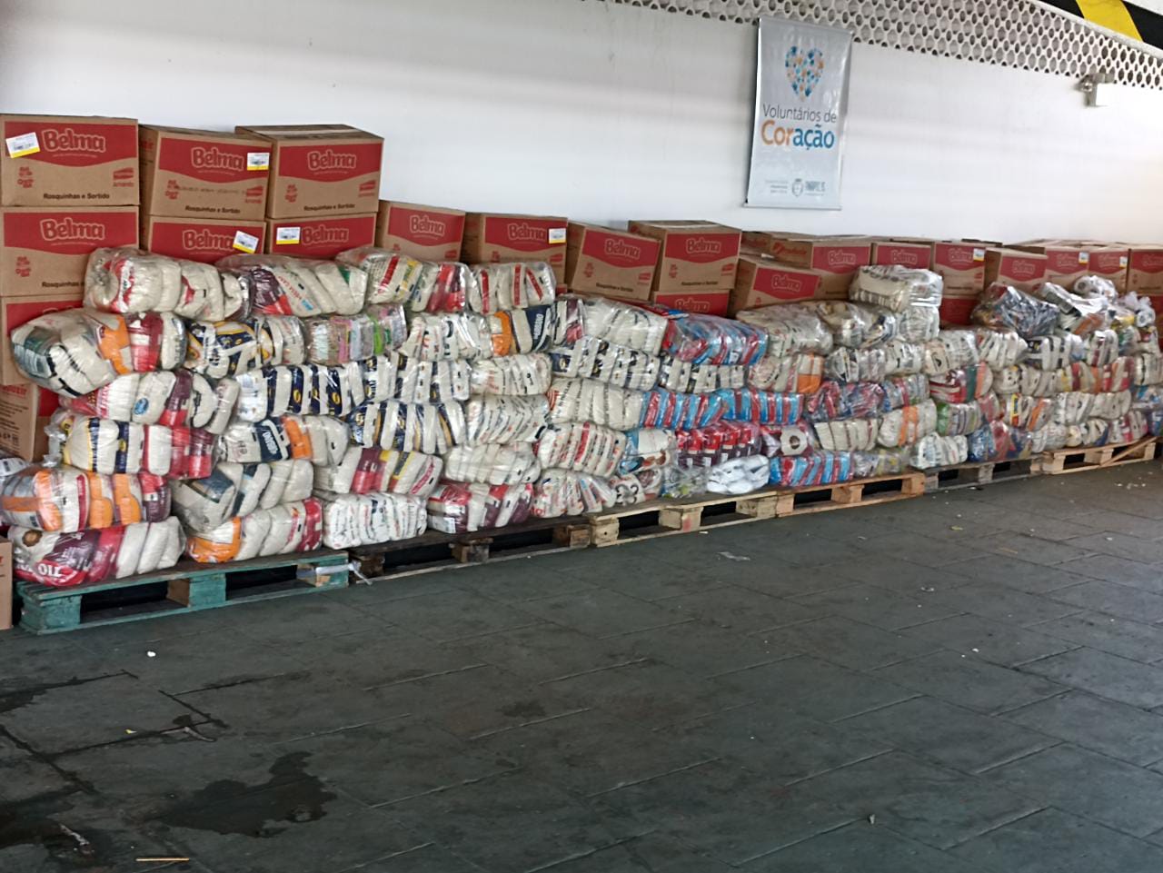 Fardos de alimentos não perecíveis que foram arrecadados em jogo solidário