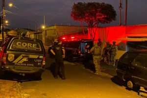 Na manhã desta sexta-feira (8), a Polícia Civil prendeu 12 pessoas de forma preventiva por suspeita de integrarem um grupo criminoso de tráfico de drogas. Segundo as investigações, a comercialização de crack, cocaína e maconha, era comandada de dentro do presídio de Rio Verde, Sudoeste de Goiás. Enquanto a droga, saía da cidade Rondonópolis, no estado de Mato Grosso.