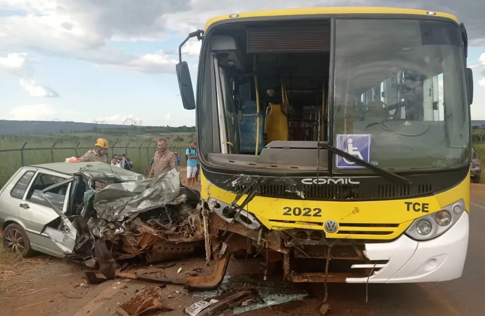 Colisão entre ônibus e carro de passeio deixa dois mortos e dois feridos em Águas Lindas de Goiás