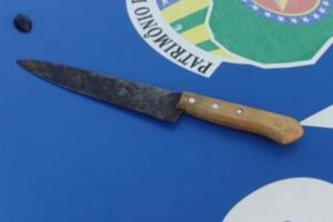 Menina de 14 anos esfaqueia padrasto para salvar mãe de violência doméstica em Goiânia (Foto: PM)