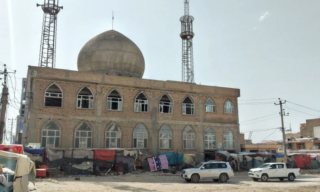 Uma explosão em uma mesquita xiita na cidade afegã de Mazar-e-Sharif, nesta quinta-feira (21), matou pelo menos 11 pessoas e deixou 32 feridas. (Foto: reprodução/O Globo)