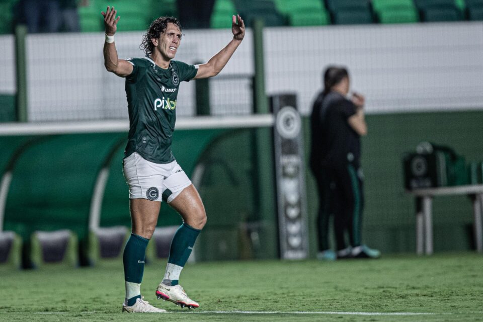 Atacante Nicolas, comemorando Goiás
