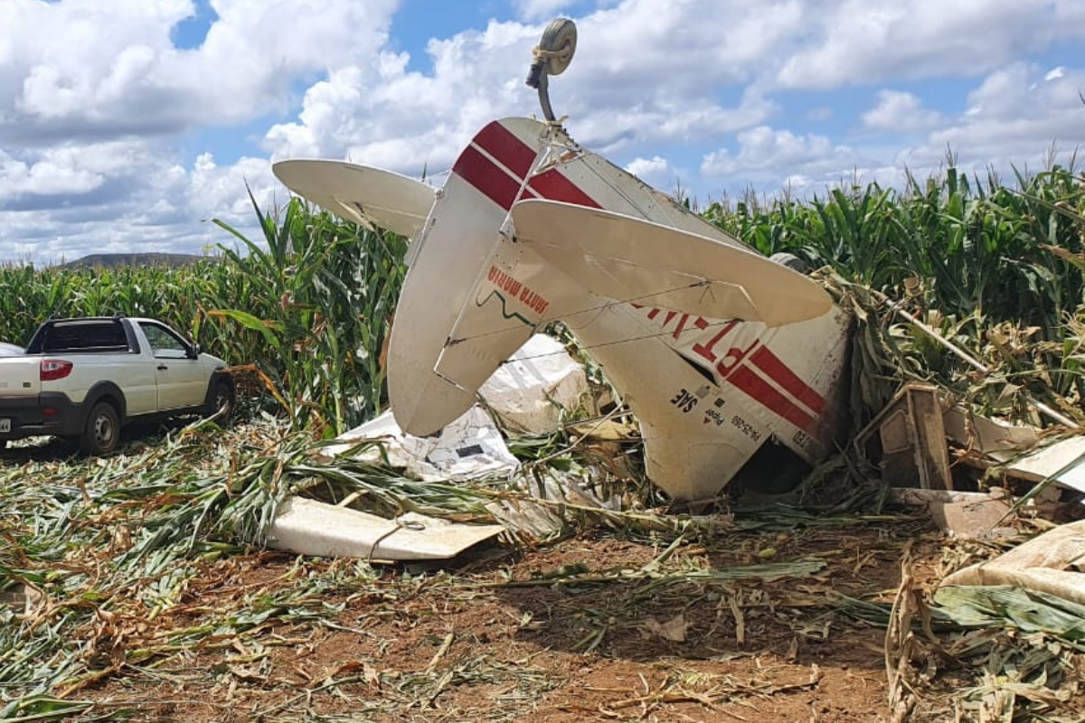 A aeronave que caiu na manhã desta segunda-feira (18), no município de Cabeceiras, realizava a pulverização de uma plantação de milho, quando ocorreu o acidente. A informação foi colhida pelo Corpo de Bombeiros, que esteve no local para atender a ocorrência. O piloto do avião agrícola tinha 55 anos e morreu. Não havia ninguém além dele na aeronave.
