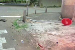 Mulher derrubou placa de sinalização no cruzamento da Rua Ouro Branco com a Rua Buriti Alegre (Foto: Divulgação/PM)