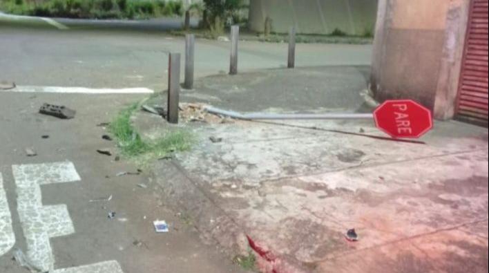 Mulher derrubou placa de sinalização no cruzamento da Rua Ouro Branco com a Rua Buriti Alegre (Foto: Divulgação/PM)