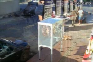 Vídeo: motorista despreza 'pare', mata motociclista e capota carro em Goiânia