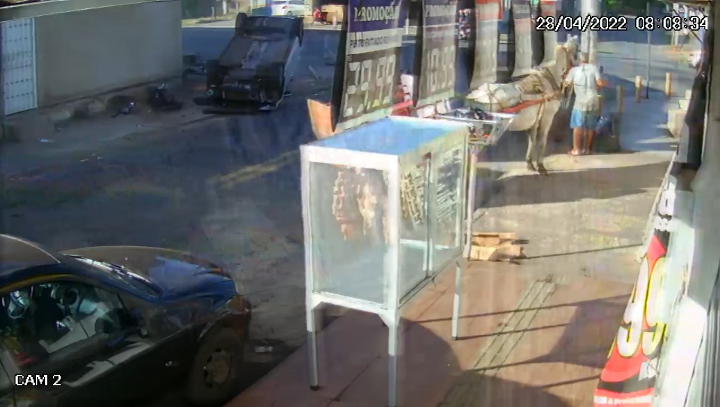 Vídeo: motorista despreza 'pare', mata motociclista e capota carro em Goiânia