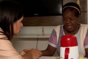 Doméstica medo de segurar mão de repórter branca. Ex-patroa de Madalena da Silva diz que não pagava salário porque a considerava "da família"