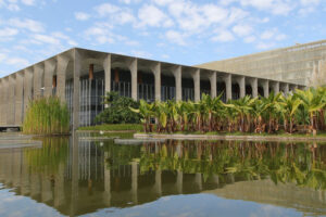 Governo brasileiro cumprimenta Macron por reeleição na França