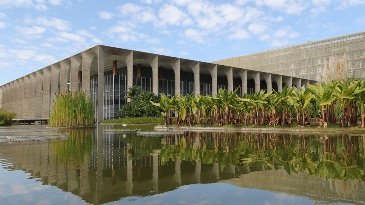 Governo brasileiro cumprimenta Macron por reeleição na França