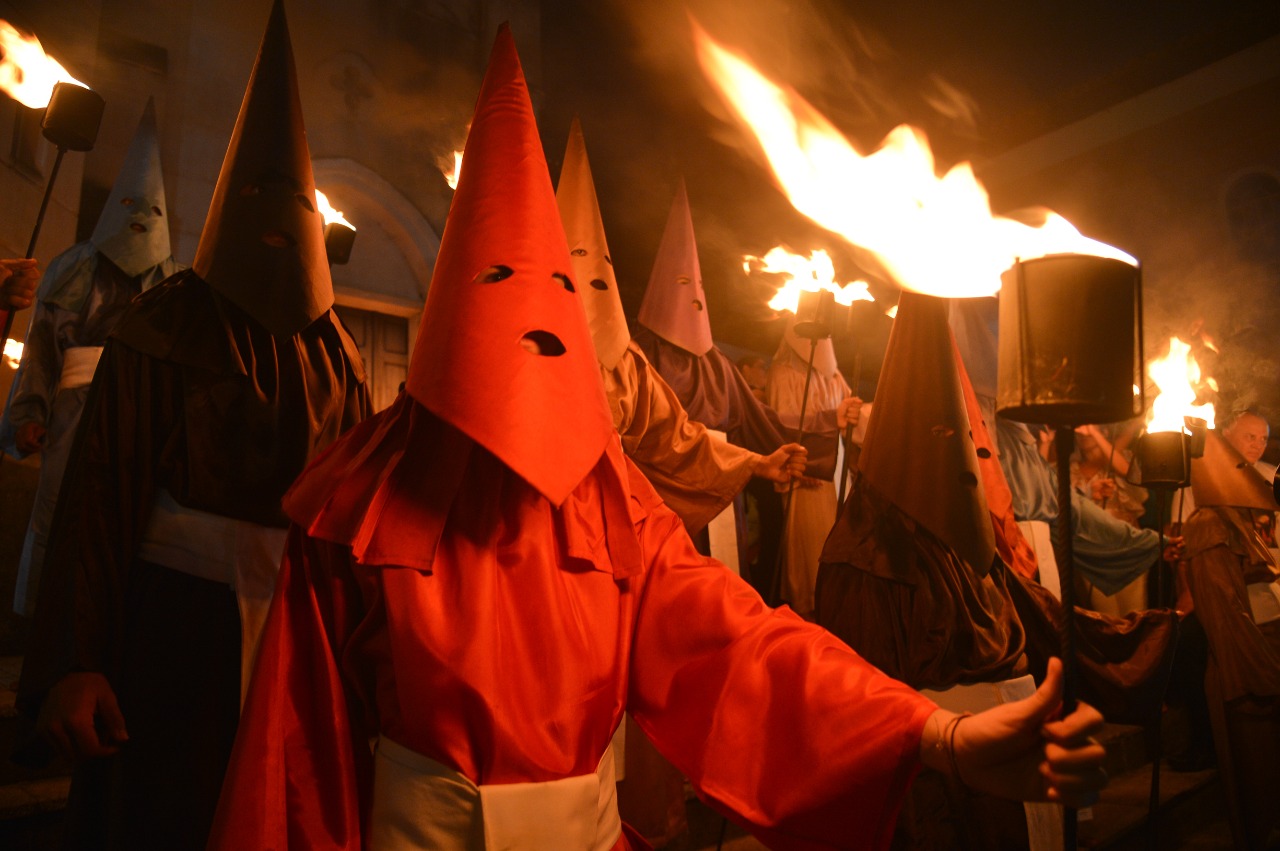 Cerca de 20 mil pessoas devem presenciar a Procissão do Fogaréu na cidade de Goiás, na noite desta quarta-feira (13). (Foto: Marcello Casal Jr/Agência Brasil)