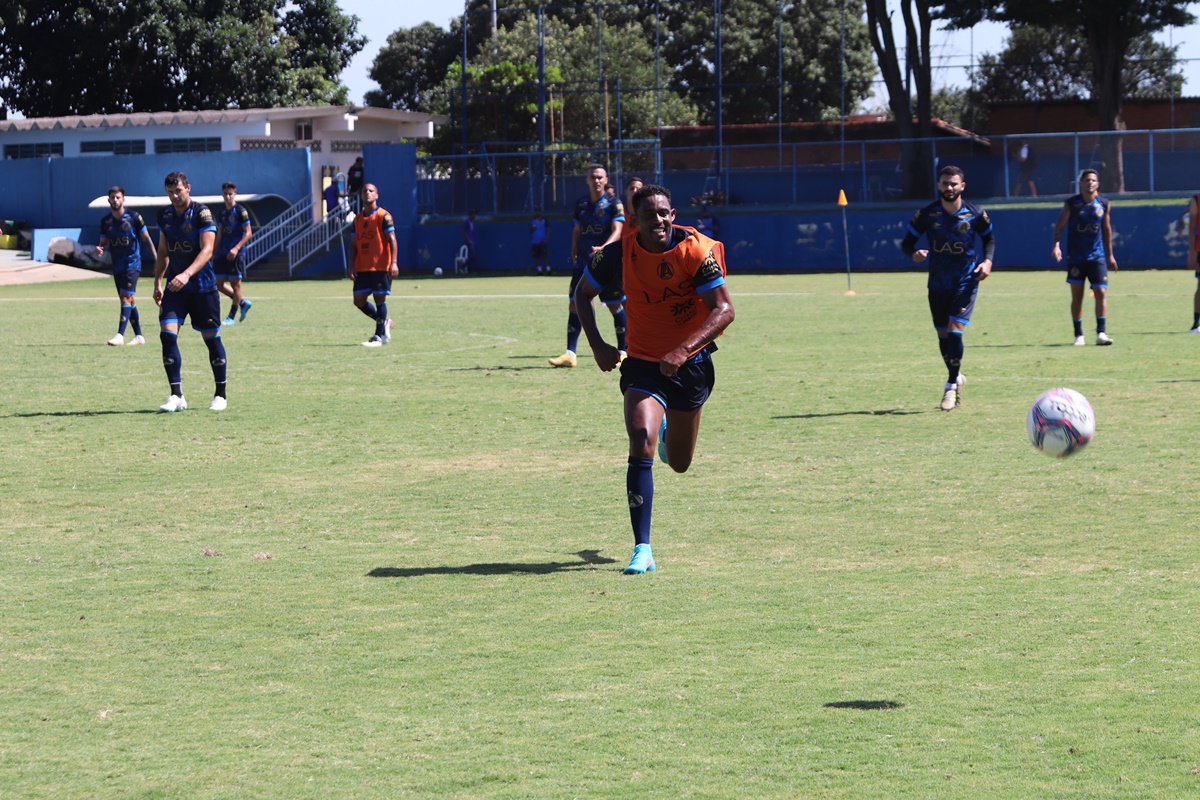 Treino da equipe da Aparecidense para estreia na Série C