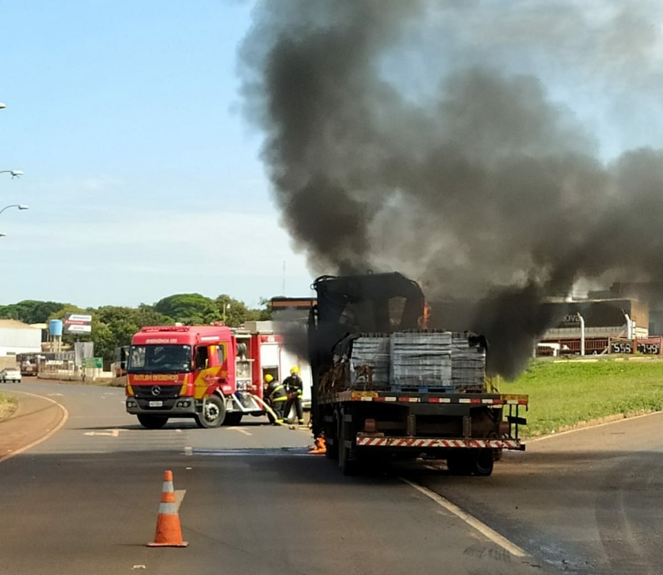 Combate ao fogo preservou toda carroceria e carga (Foto: Bombeiros)