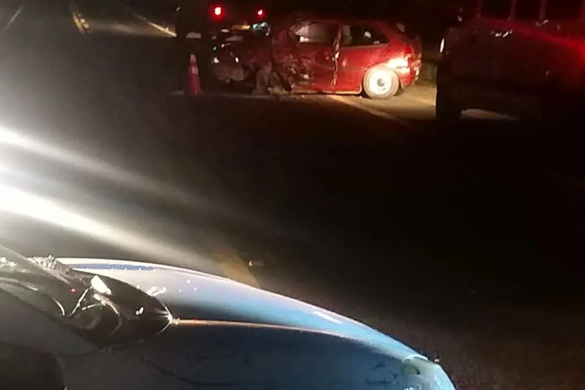 Dois carros colidiram lateralmente e deixaram pelo menos uma pessoa ferida, na madrugada deste domingo (10). De acordo com a Polícia Rodoviária Federal (PRF), o acidente aconteceu na BR-050, no município de Catalão, Sudeste de Goiás. Ao todo, cinco pessoas se envolveram no acidente.