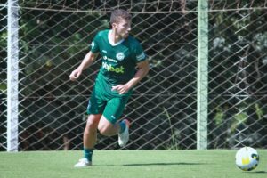 Luiz Filipe em treino pelo Goiás